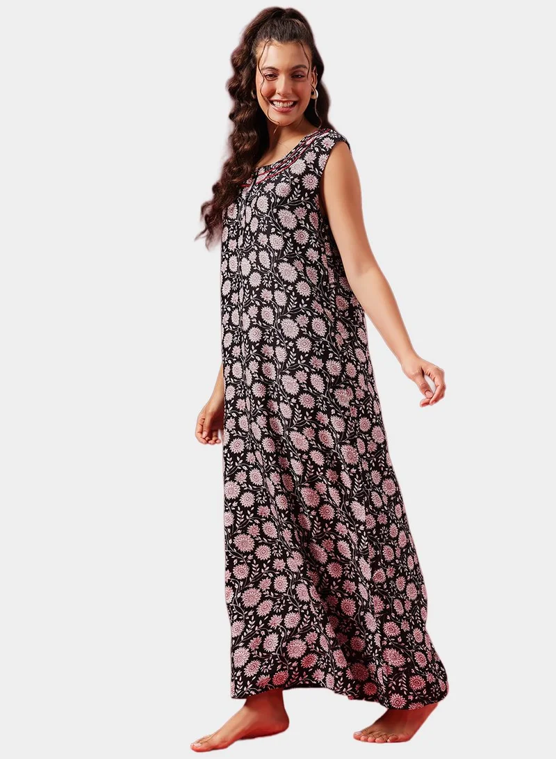 كلوفيا Floral Print Long Nighty in Black - Rayon